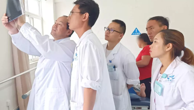 云南省康復(fù)三級(jí)體系項(xiàng)目中心葉斌團(tuán)隊(duì)到保山安利醫(yī)院進(jìn)行學(xué)科建設(shè)、業(yè)務(wù)指導(dǎo)及板橋中心衛(wèi)生院示范單位評(píng)審驗(yàn)收并授牌