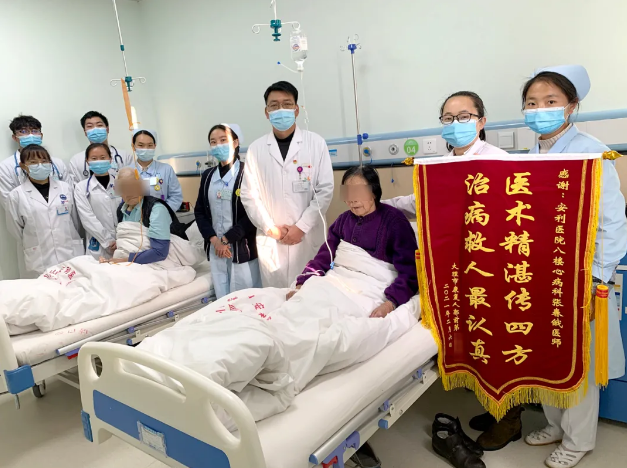 溫暖的陪伴、細(xì)心的照顧，兩位老人感恩贈(zèng)錦旗！