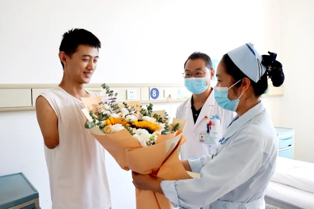 【保山安利醫(yī)院】雖然失去了雙臂，但他用堅(jiān)強(qiáng)、樂觀的態(tài)度讓生活充滿陽光！