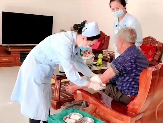 【保山安利醫(yī)院】82歲爺爺與老伴居家，在院手術(shù)后換藥不便，居家護理上門服務(wù)解難題