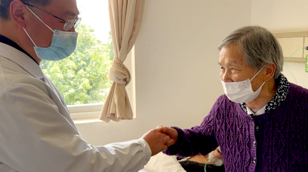 【保山安利醫(yī)院】百歲老人15年后再次到院做手術，老伴深表謝意“感謝你們給了他第二次生命”！