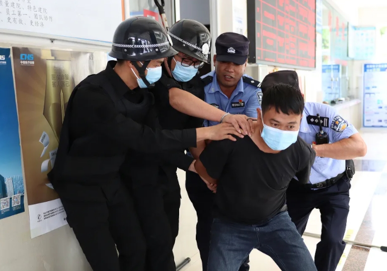 警醫(yī)聯(lián)動丨反恐防暴應(yīng)急演練，筑牢醫(yī)院安全防線